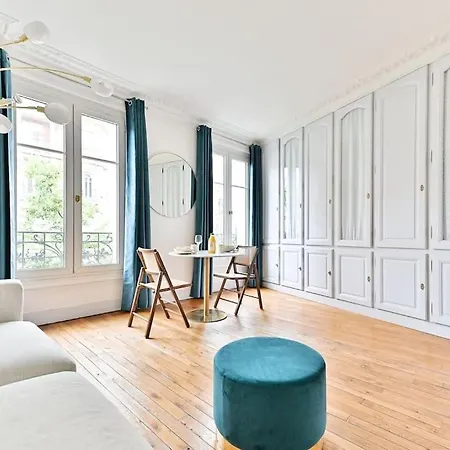 Apartment Haussmannien Lumineux Et